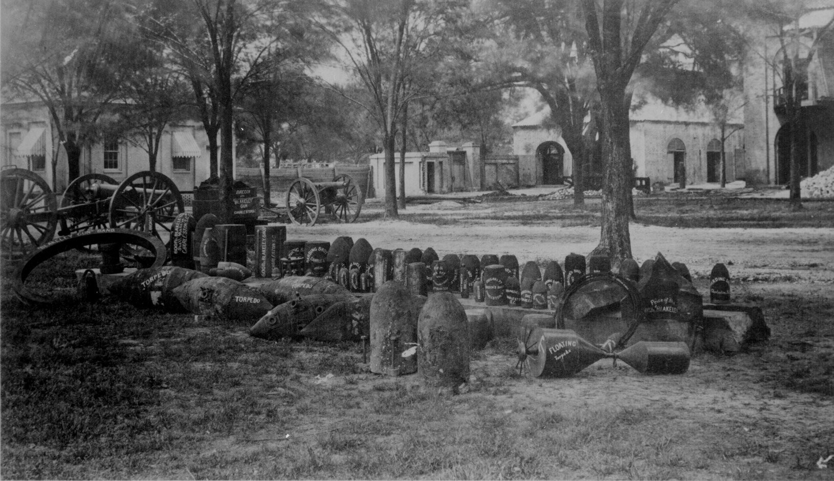 Zdjęcie wykonano już po kapitulacji Richmond. Wśród tego bajzlu widać i miny.
