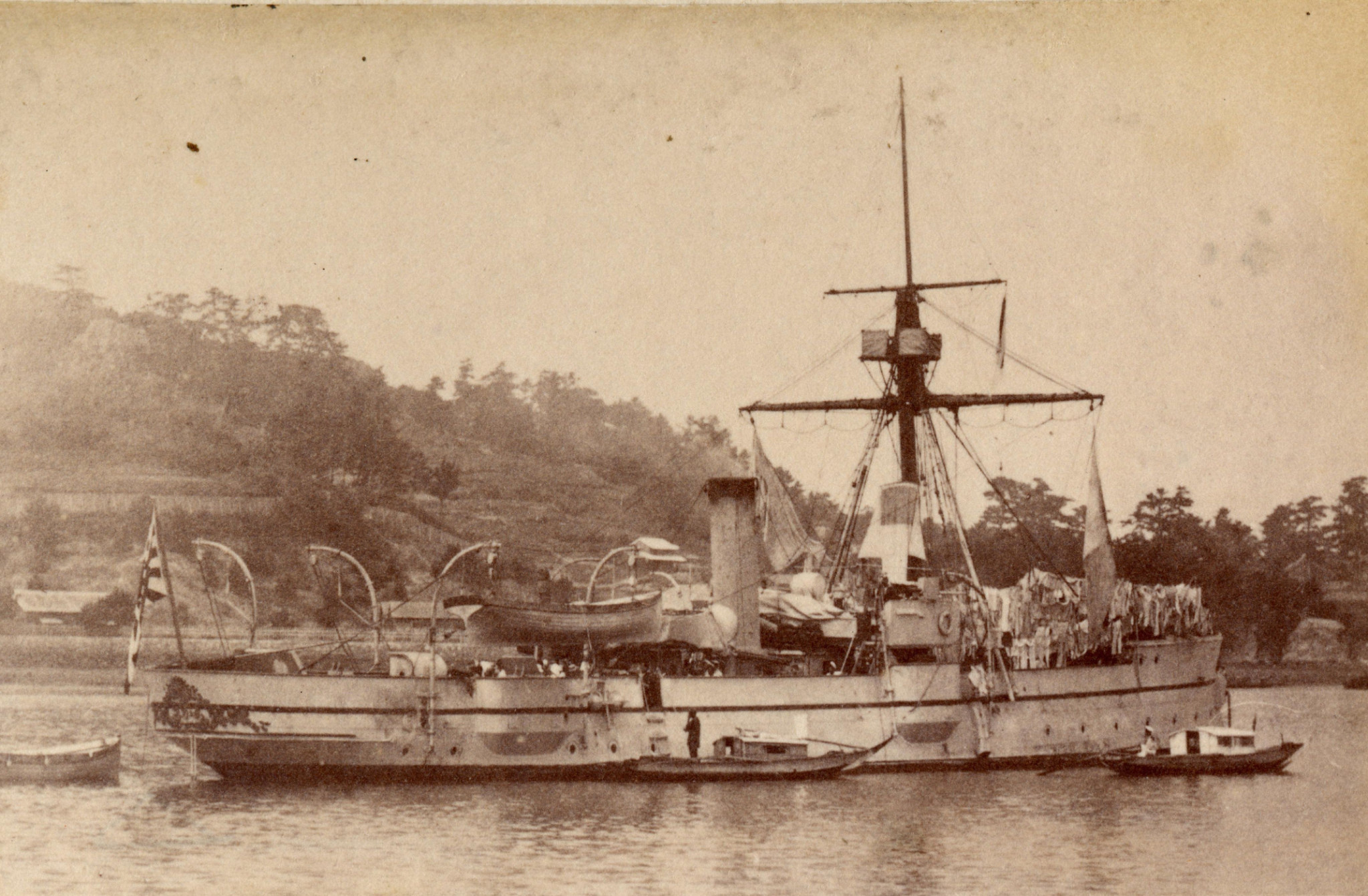 Prawdopodobnie zdjęcie wykonano po bitwie u ujścia Yalu, podczas której okręt utracił maszt.