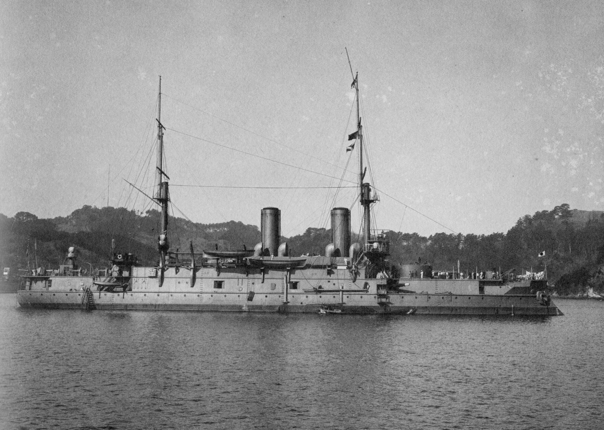 Nikołaj I jako japoński Iki. Okręt ma jeszcze armaty 229 mm, więc zdjęcie musiało być wykonane we wczesnym okresie jego służby pod japońską banderą.