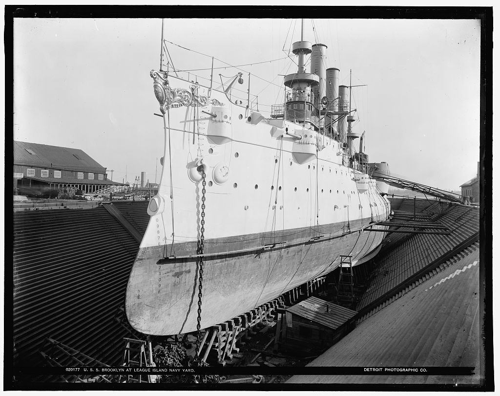 Brooklyn w suchym doku 1896 (dziób).jpg