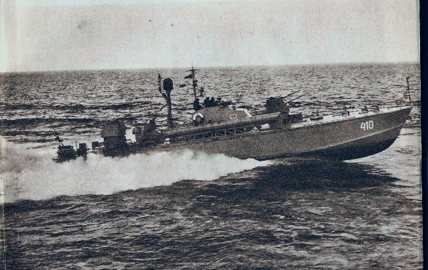 Kuter torpedowy - KTT 410 w morzu , lata 60-te . ( źródło &quot;Kutry torpedowe&quot; Jan Marczak - Gdynia 1968r  )