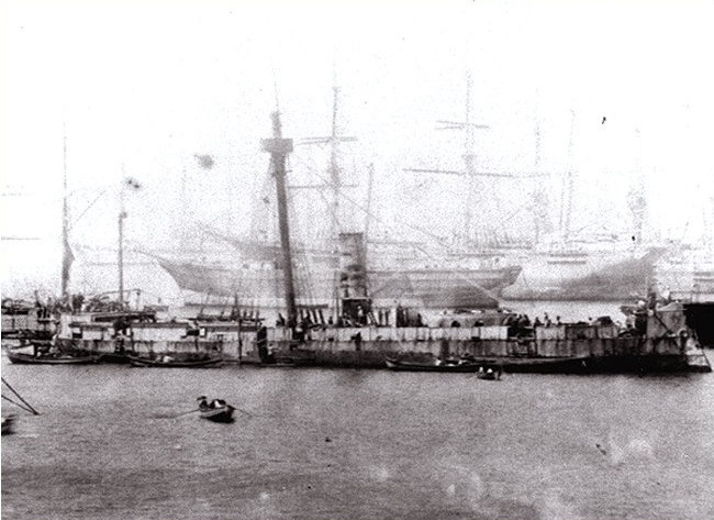 Zdjęcie wykonano wkrótce po zdobyciu okrętu przez Chilijczyków pod Angamos i doprowadzeniu go do Valparaiso.