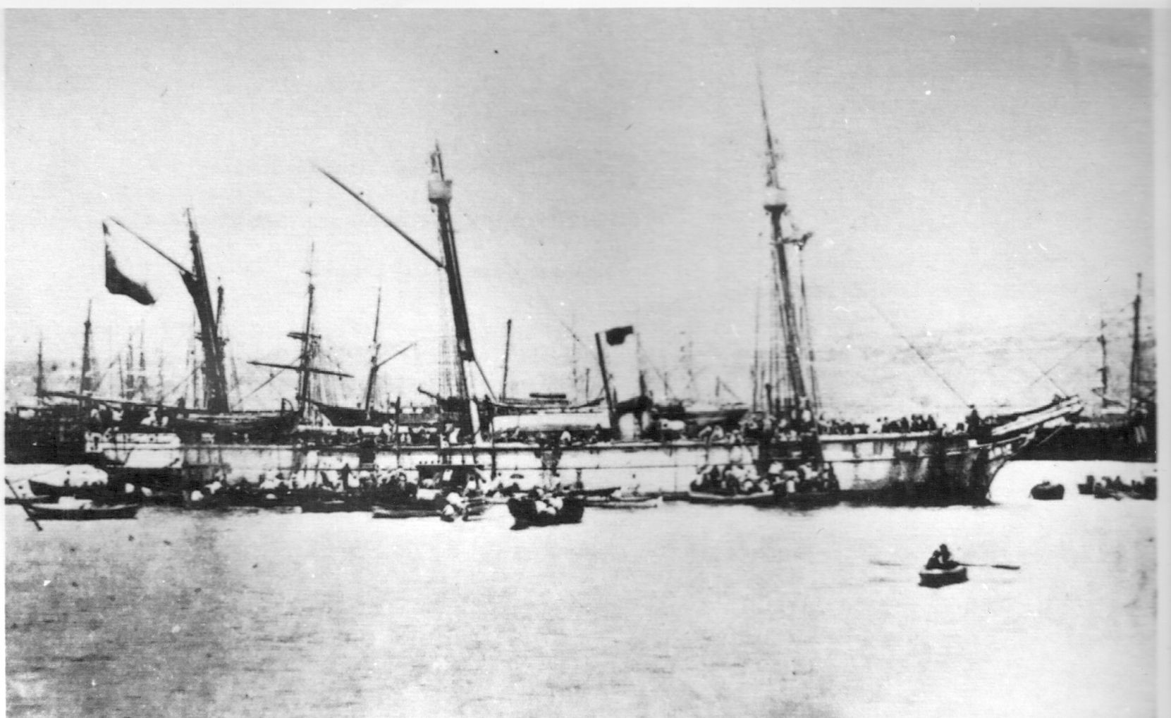 Zdjęcie wykonano wkrótce po zdobyciu okrętu przez Chilijczyków.
