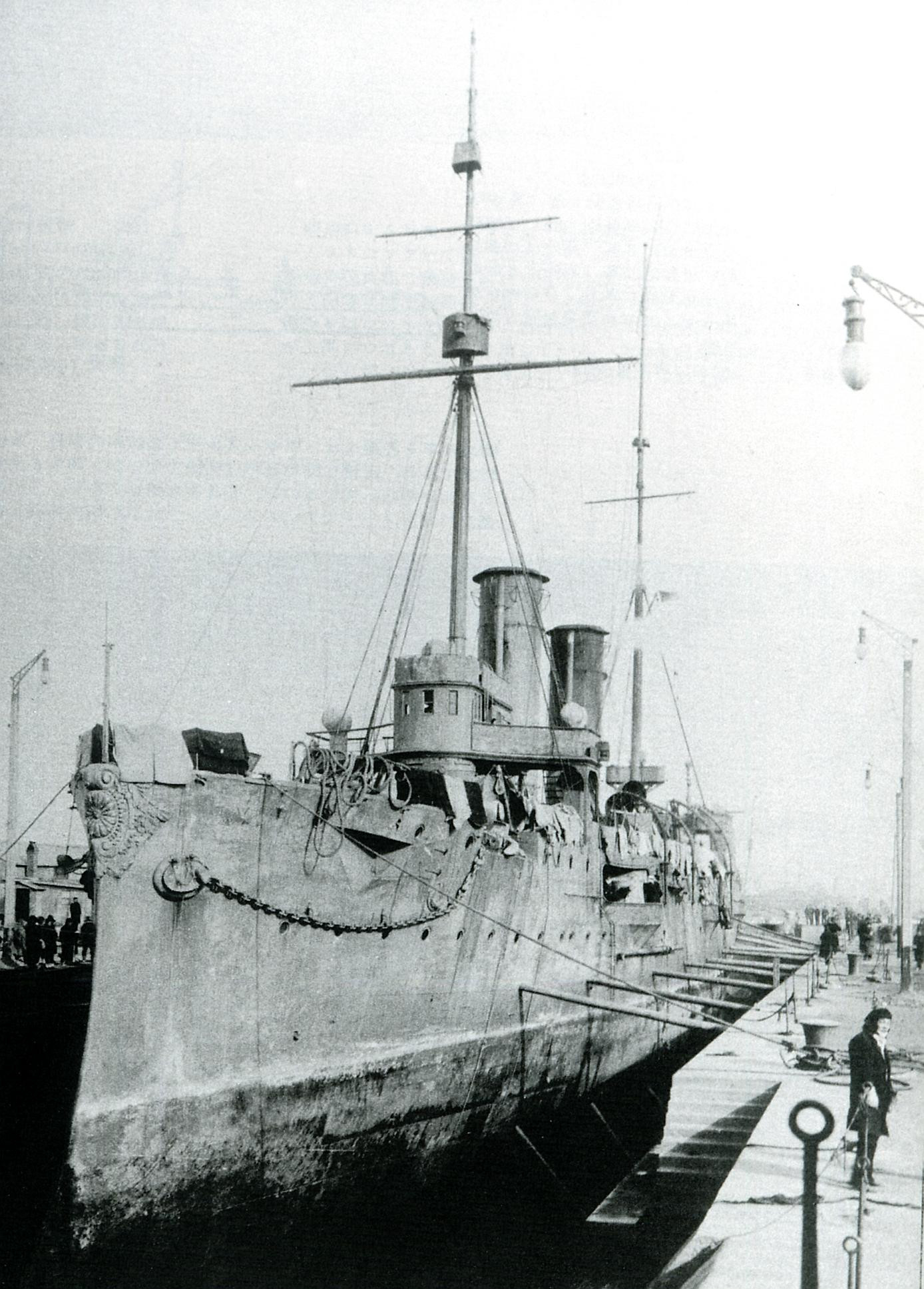 IJN_Akashi_in_drydock_1905.jpg