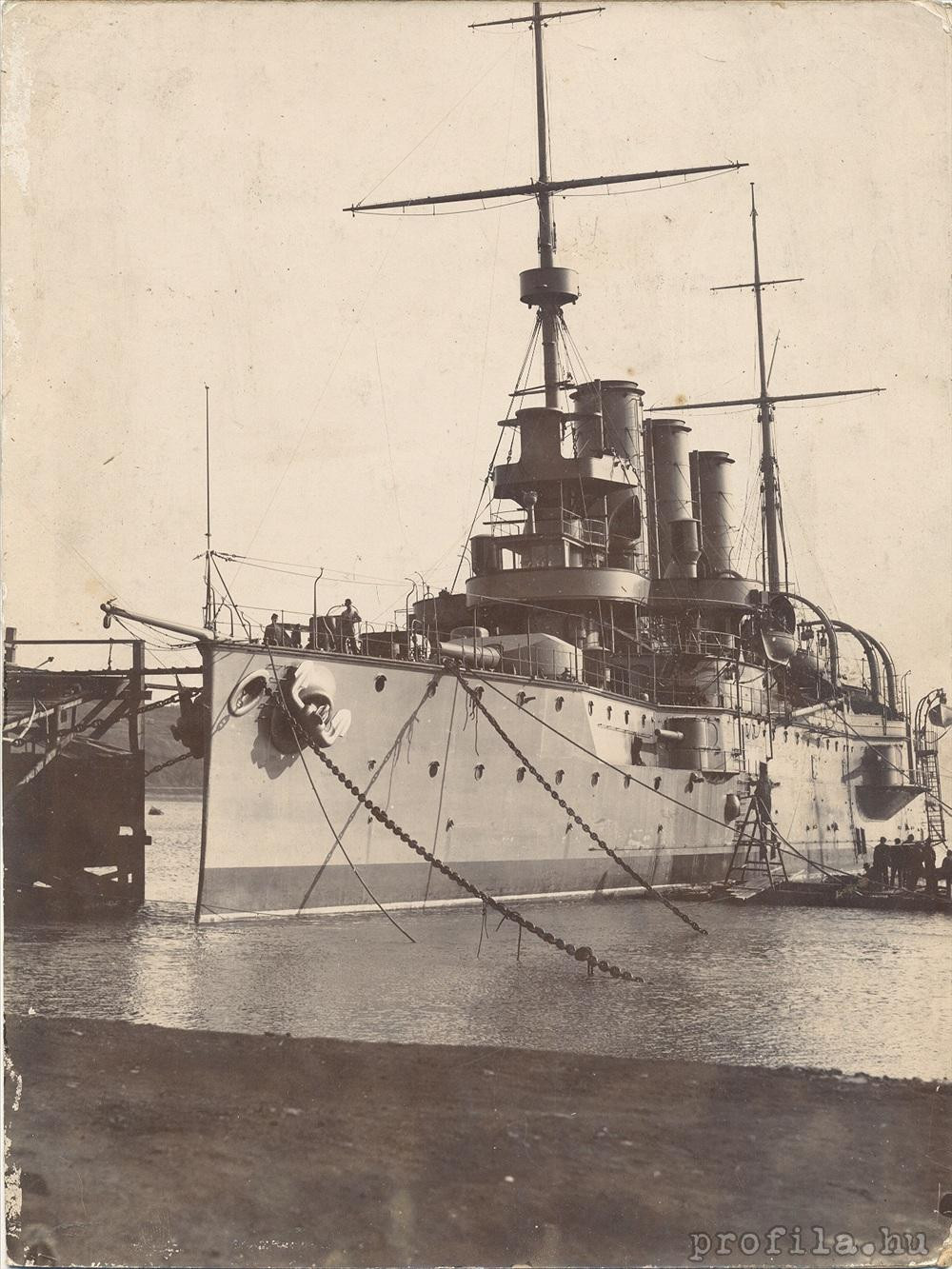 Kaiser Karl VI - od dziobu.jpg