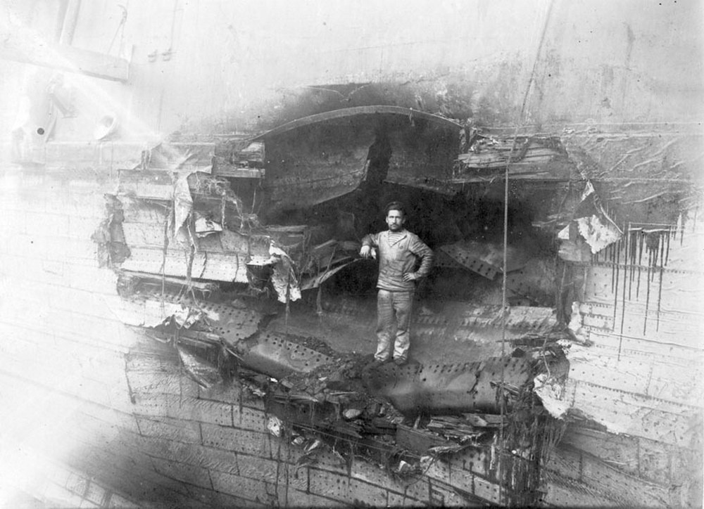 Wyrwa spowodowana wybuchem japońskiej torpedy, która trafiła krążownik Pałłada podczas ataku w lutym 1904 roku.