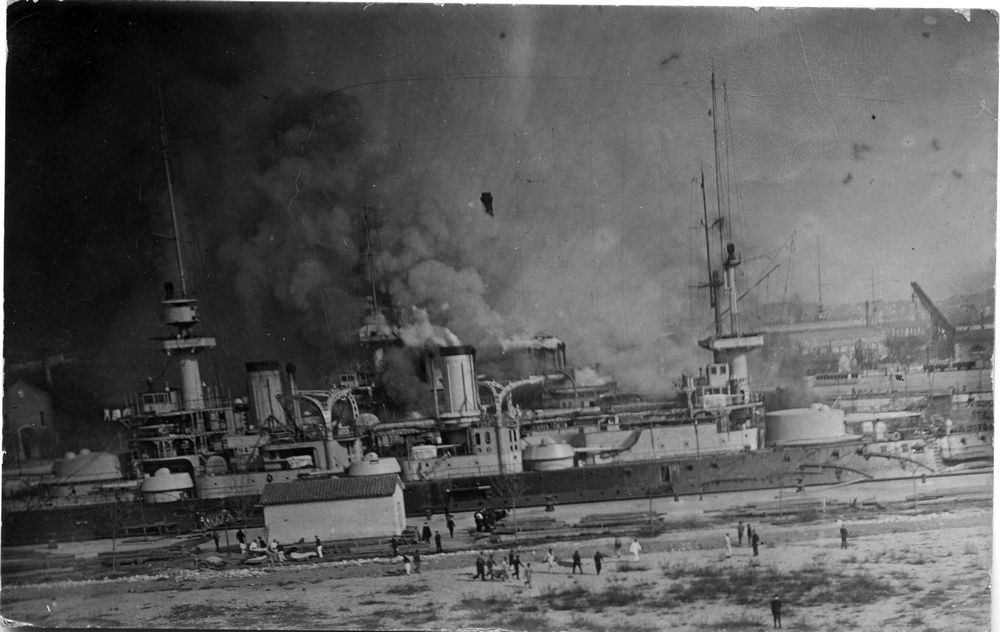Iéna en feu Toulon 1907 18043.jpg