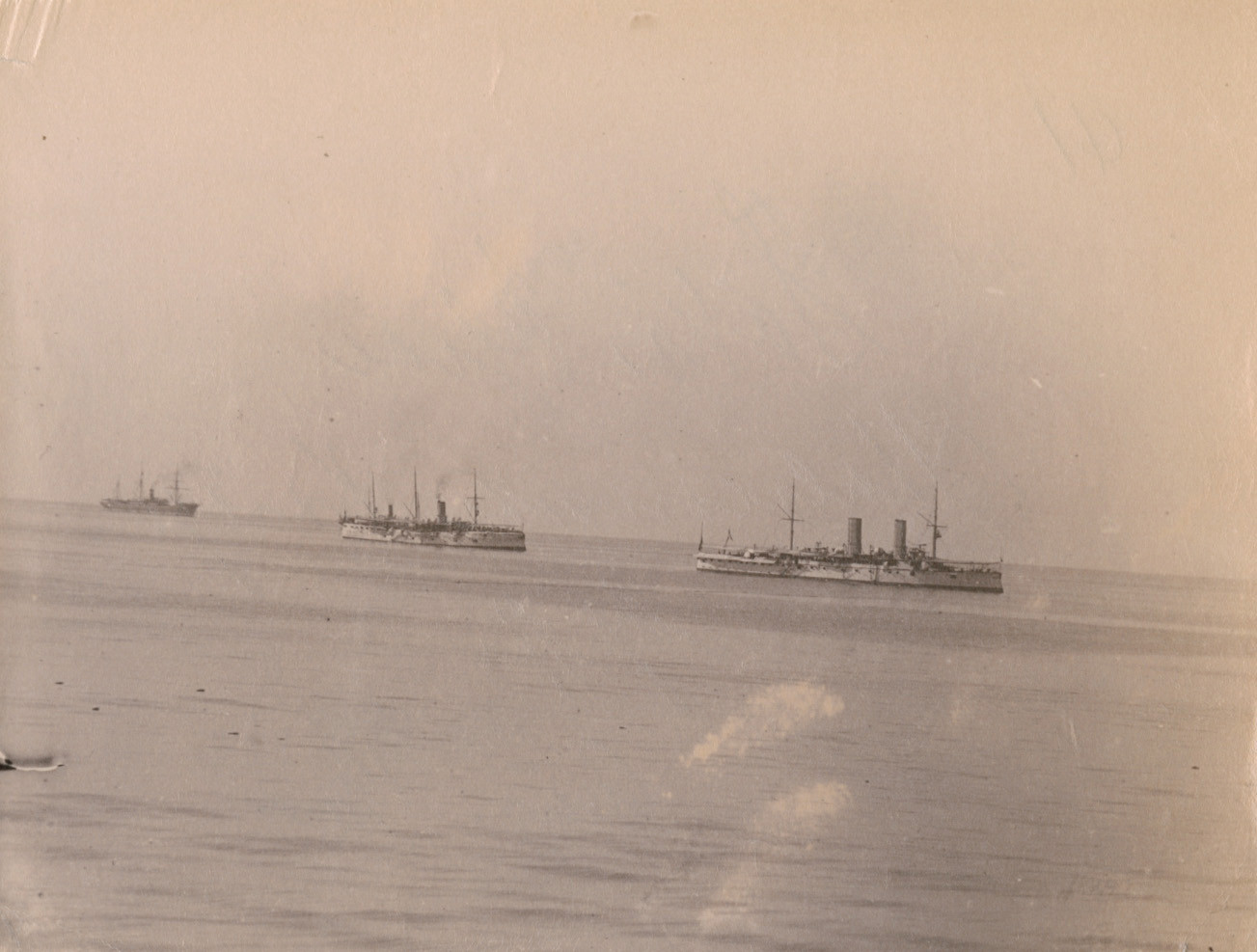 Elba i Calabria plus transportowiec.jpg