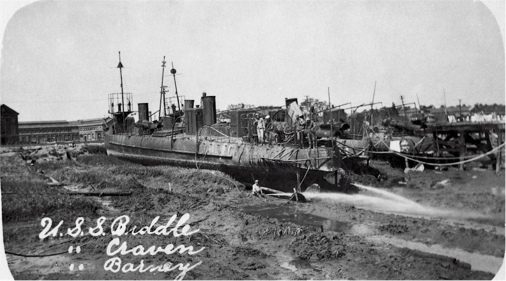 Craven na brzegu koło charlestonu 1911 (po huraganie).jpg