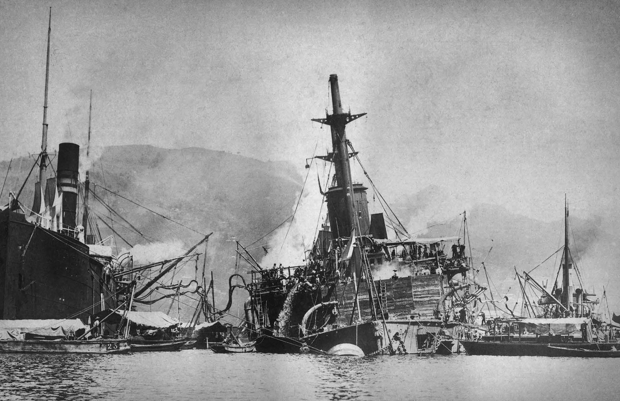 Mikasa - prace wydobywcze po katastrofie 1905.jpg