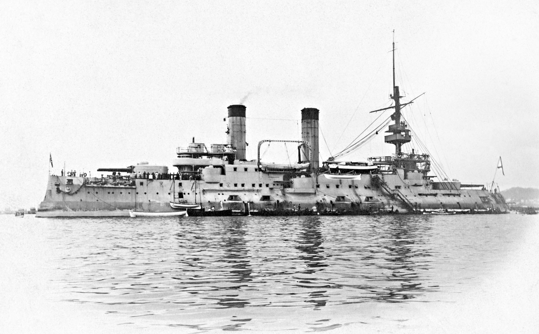 Do Rosji po zakończeniu wojny z Japonią, Cesariewicz wrócił bez przedniego masztu, który został uszkodzony podczas bitwy 10 sierpnia 1904 i zdemontowany w Cingtao.