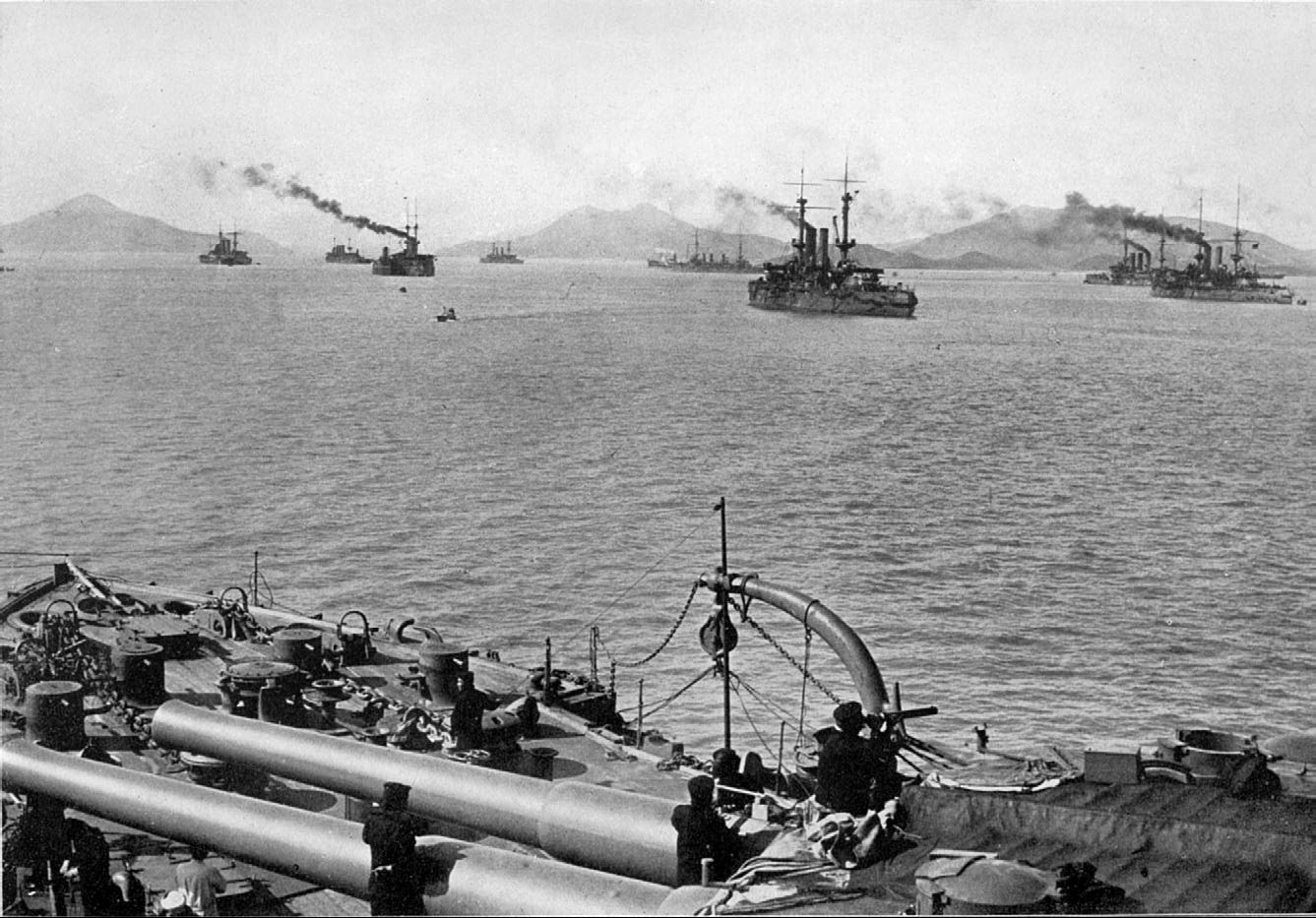 Eskadra japońska na kotwicowisku na Archipelagu Elliota podczas blokady Port Artura.