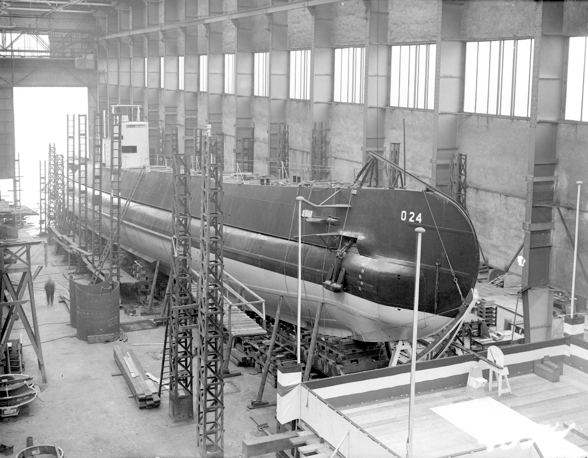 18-3-1940.-Onderzeeboot-Hr.Ms_.-O24-RDM-206-in-de-onderzeebootloods-kort-voor-de-tewaterlating-bij-RDM-2048x1595.jpg