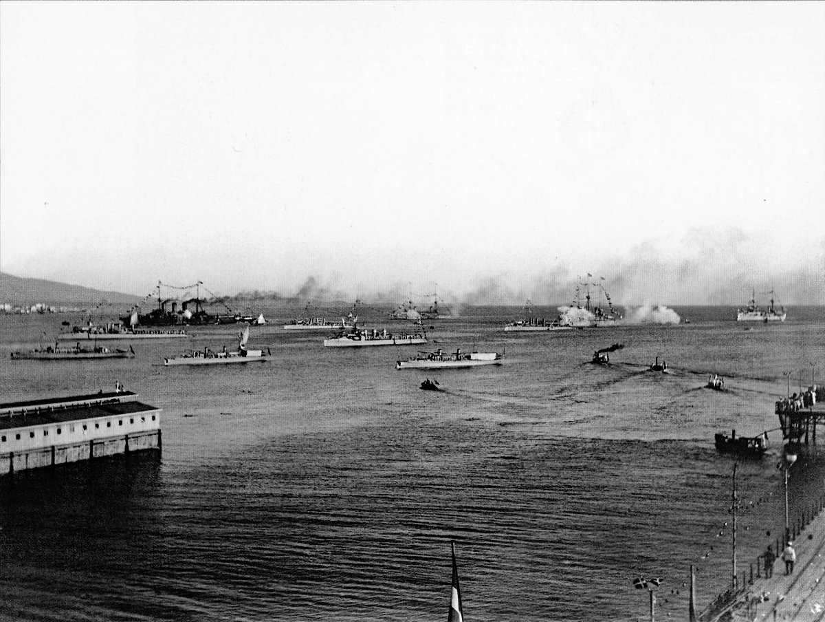 Flota grecka na redzie Pireusu 1912.jpg
