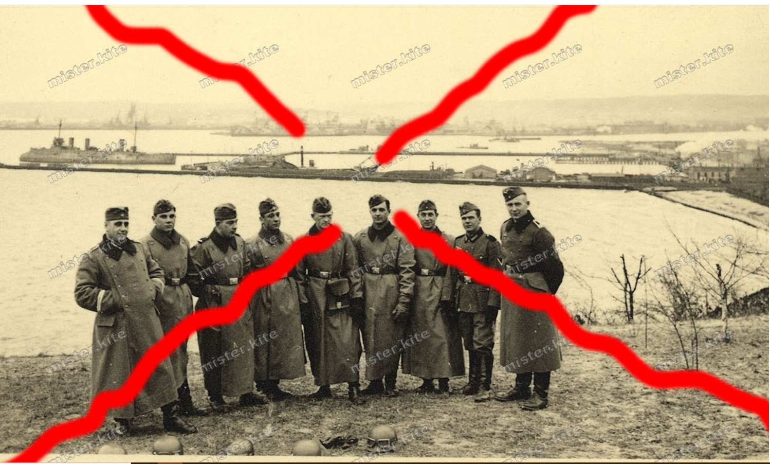 turyści-motocykliści z ORP Bałtyk w tle.png