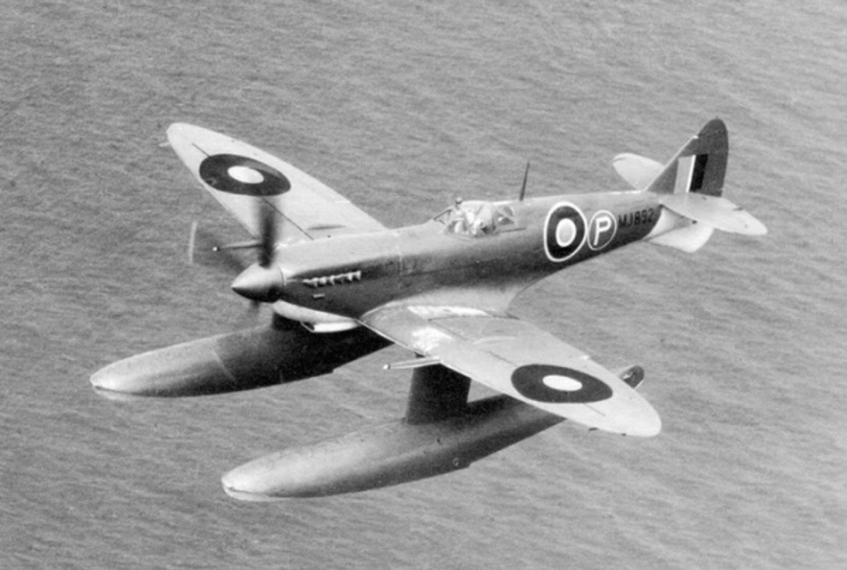 Spitfire Mk IX na plywakach.jpg