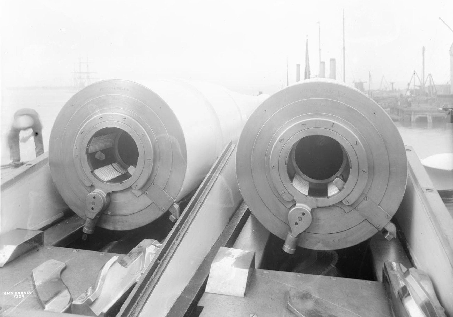 rodney - armaty 343 mm.jpg