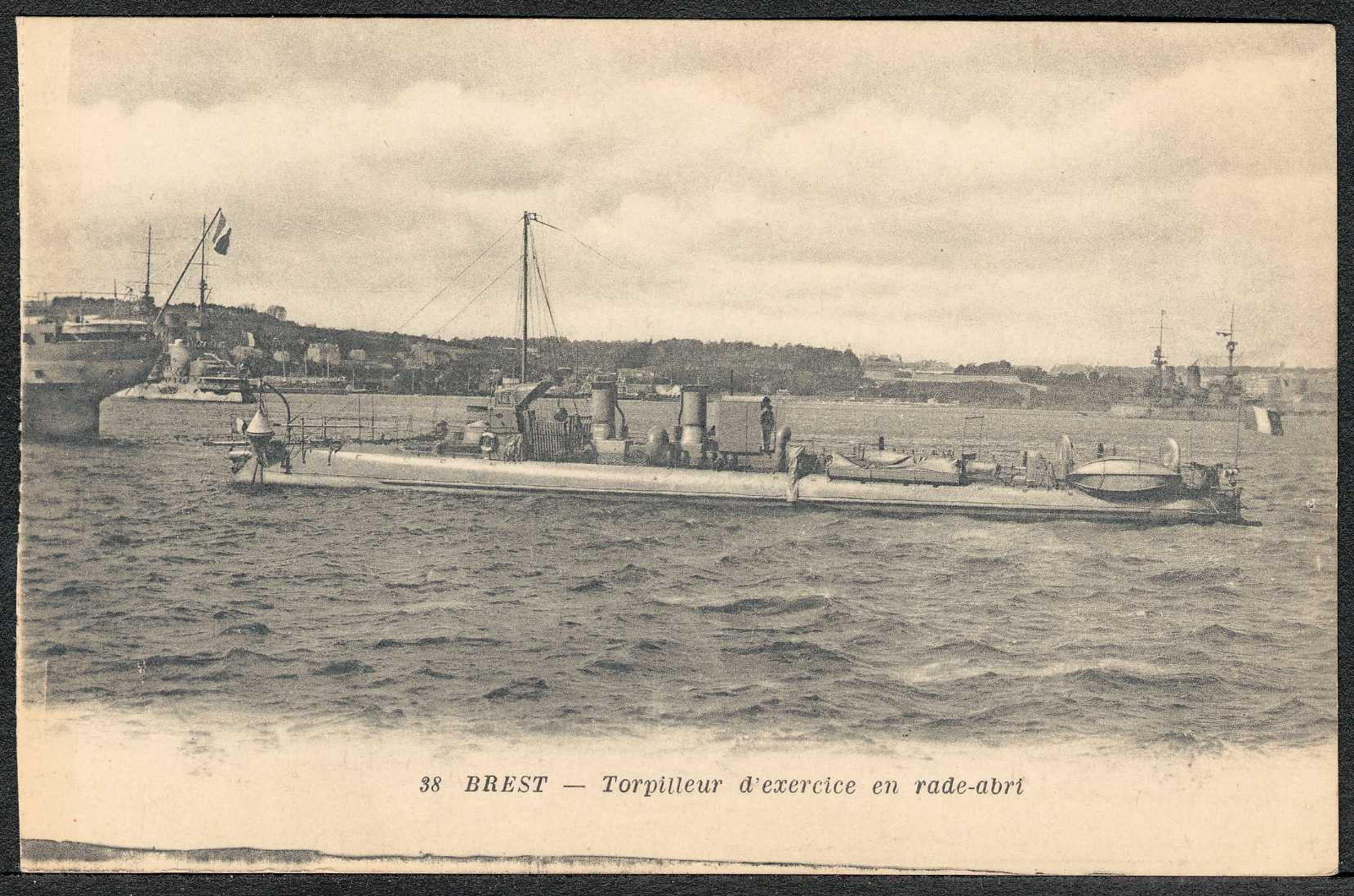 BREST_-_TORPILLEUR_D'EXERCICE_EN_RADE-ABRI.jpg