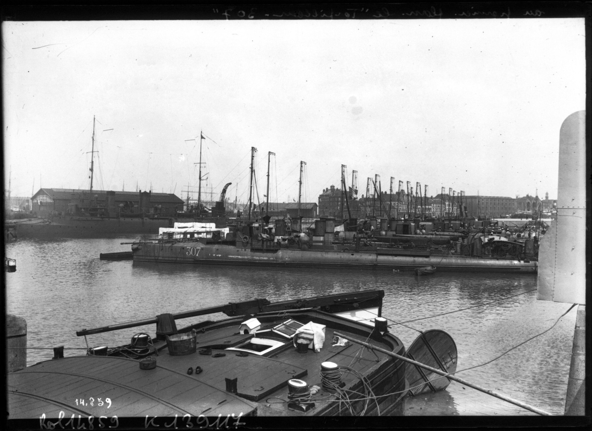 French_torpedo_boat_307_in_Dunkerque_on_28_June_1911.jpg
