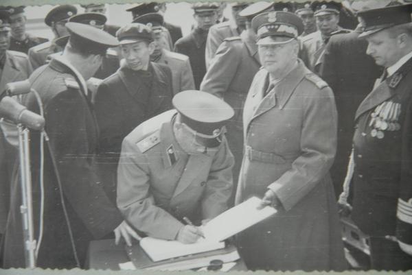 Niezapomniany kontradmirał Zygmunt Rudomino!Tu na foto jeszcze komandor.Proszę zwrócić uwagę na klapę marynarki.W latach 50dziesiątych oficerowie mieli na klapach złote kotwiczki.