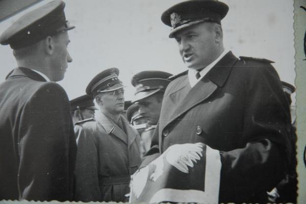 Banderę wręcza dowódca Mar.Woj.wiceadmirał Zdzisław Studziński.