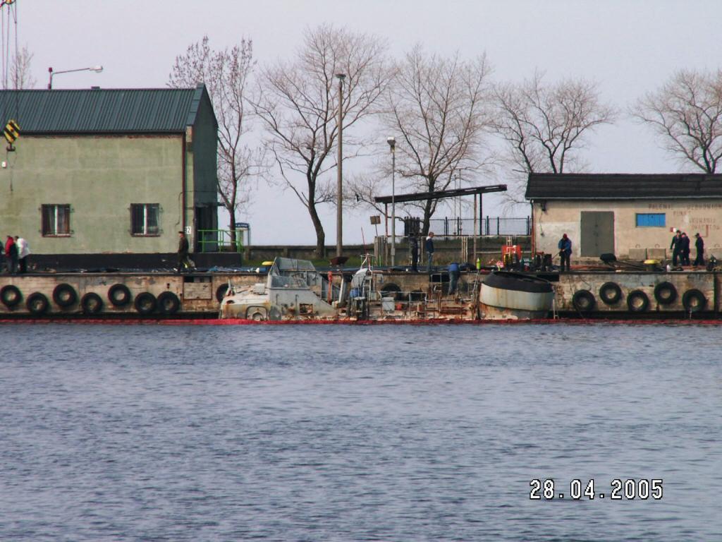 Zatopiony wrak "Rybitwy" /622/ w PW Hel , 2005 r. ( foto album )