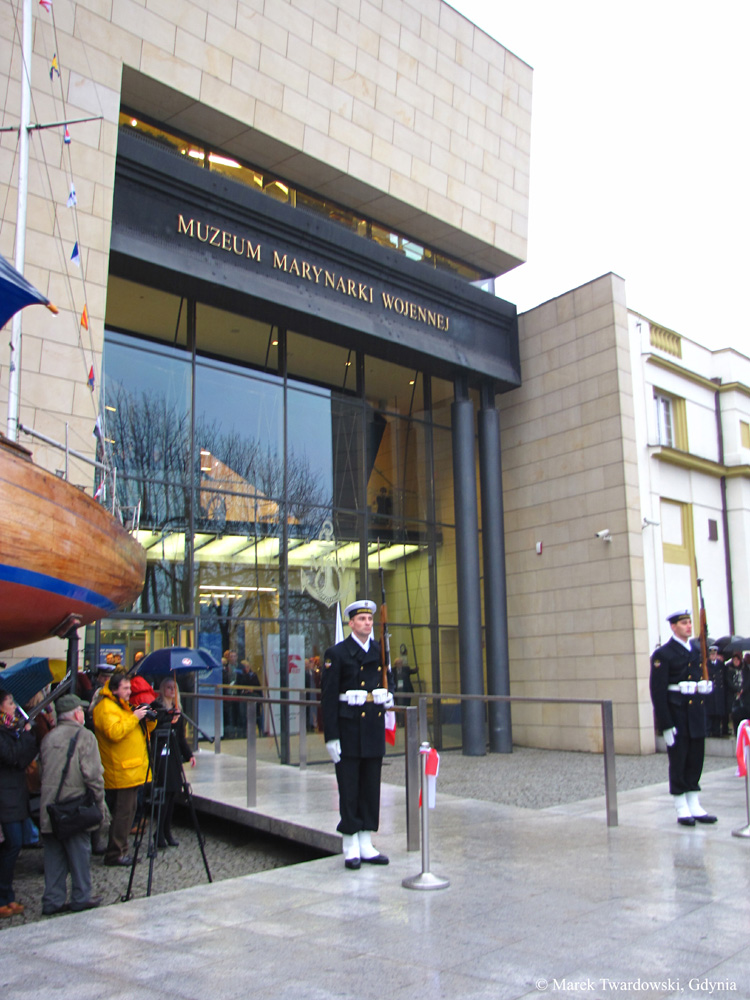 Warta honorowa przed muzeum.