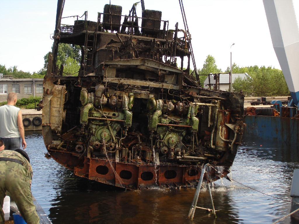 Wydobywanie wraku "Rybitwy" . ( foto album )