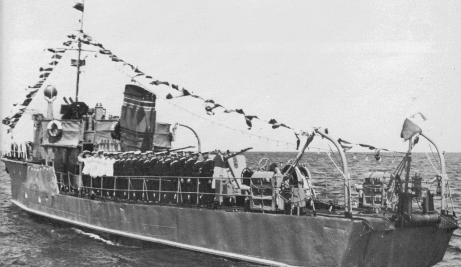 An unkown 253 at sea, manning the side