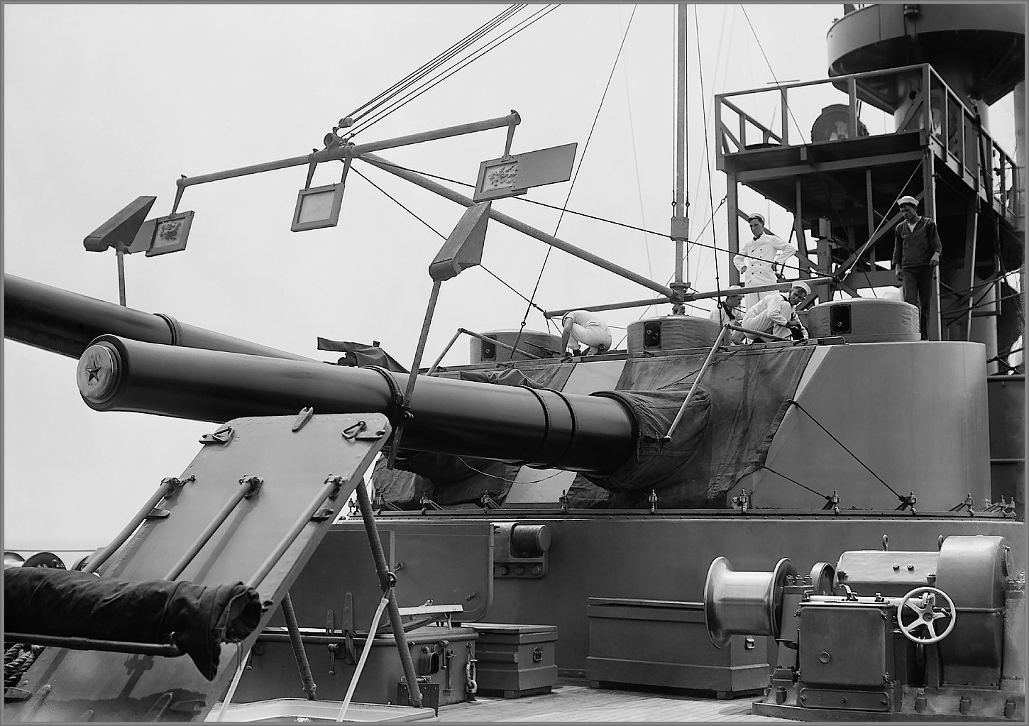 Aft 1040 Mark 3 gun turret on armoured cruiser USS Washington (later renamed USS Seattle) during practice shoot circa 1916..jpg