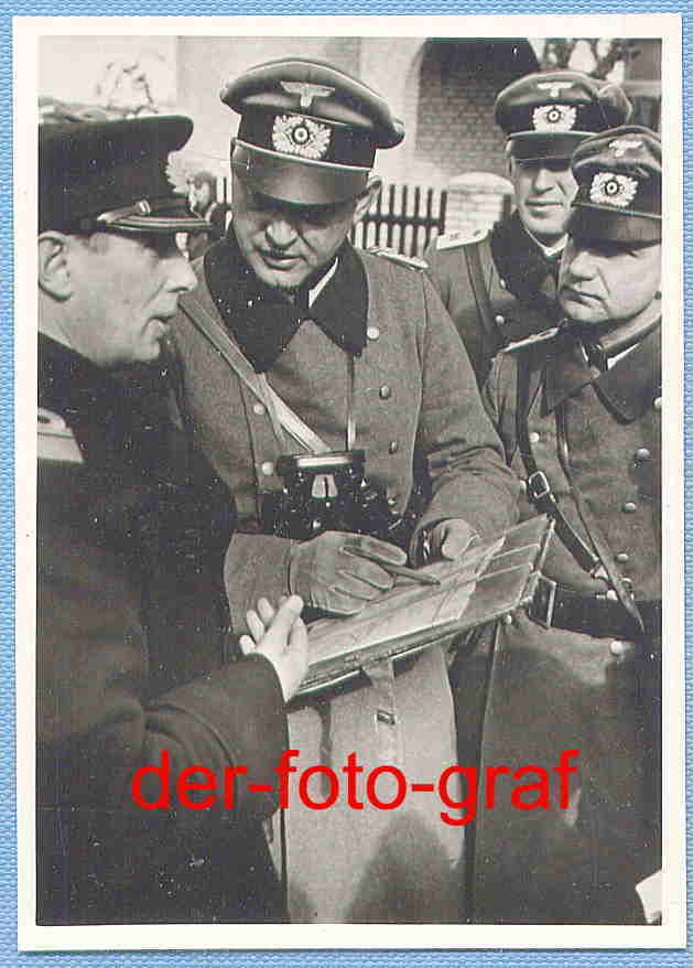 Hela, polnischer Kapitän wird nach Minenfeldern befragt, um 1939 !!!.JPG