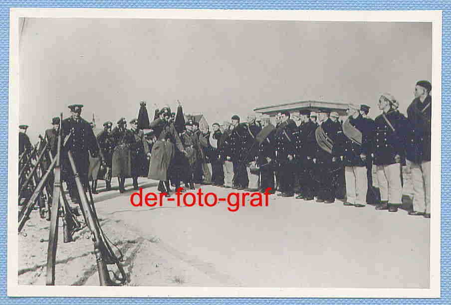 Hela, Oberst Klemm übernimmt polnische Marine-Gefangene, mit Kapitän, 1939.JPG