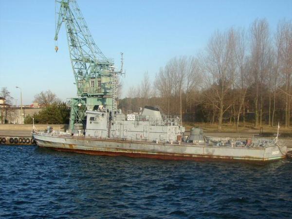 &quot;Zręczny&quot; /353/ w PW Hel po opuszczeniu bandery