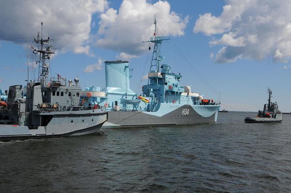 H-8 podczas holowania &quot;Błyskawicy&quot;