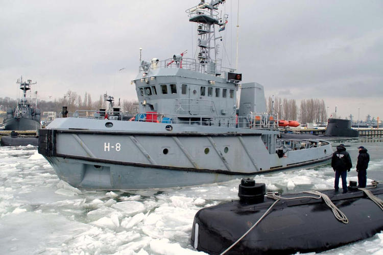 H-8 jako lodołamacz w PW Gdynia .