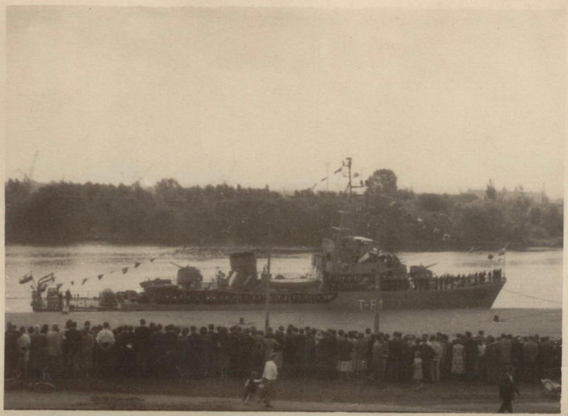 ORP &quot;ŻUBR&quot; , 22 lipiec 1958r. Parada w Szczecinie . ( foto M.Rudowicz )