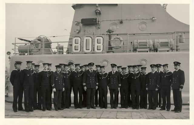 ORP &quot;Narwik&quot; /808/ - dowódca i jego załoga .
