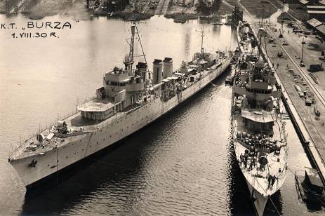 burza 1930 in shipyard.jpg