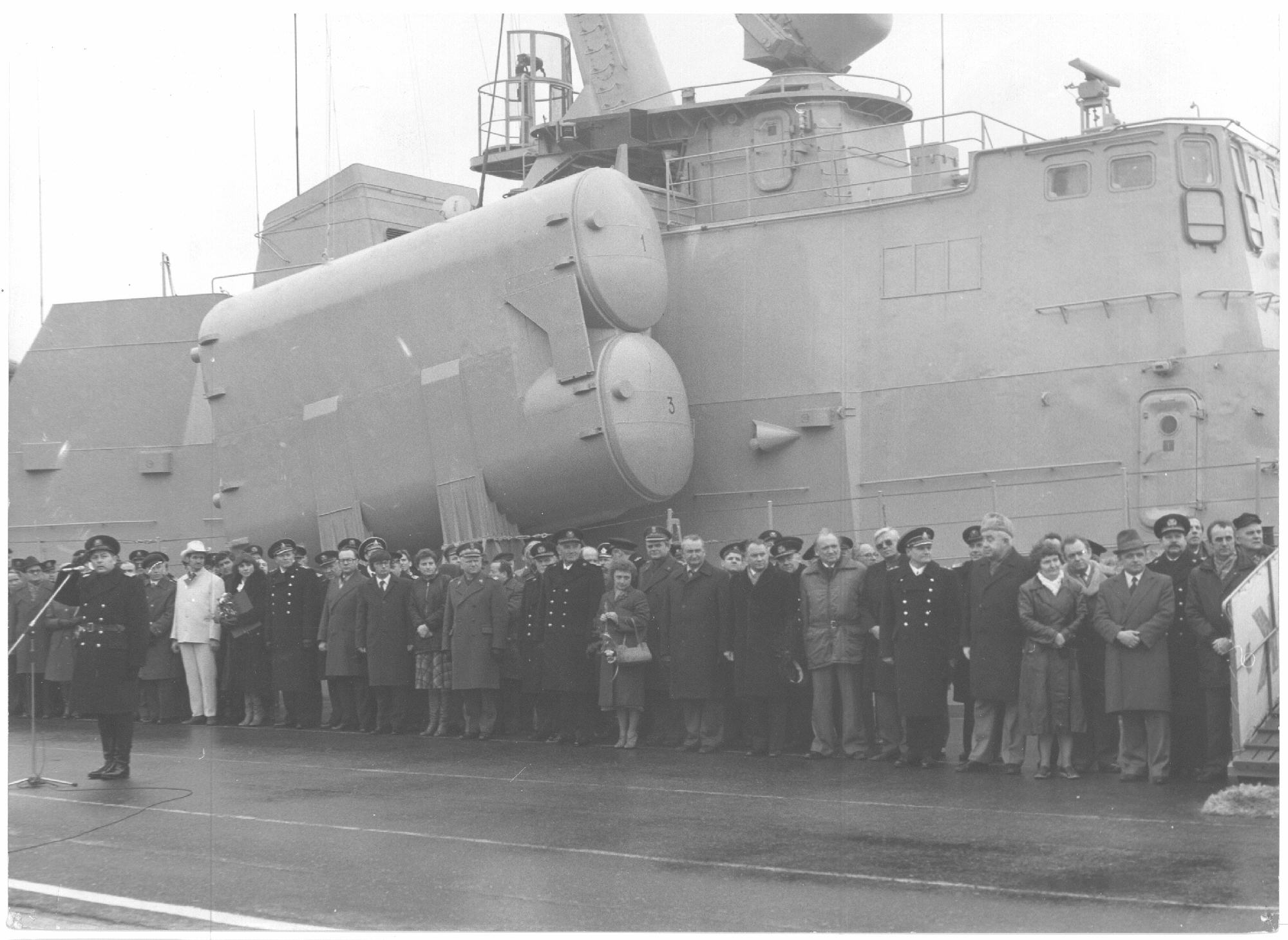 ORP &quot;Hutnik&quot; - nadanie imienia i pierwsze podniesienie polskiej bandery MW PRL , 1984r.