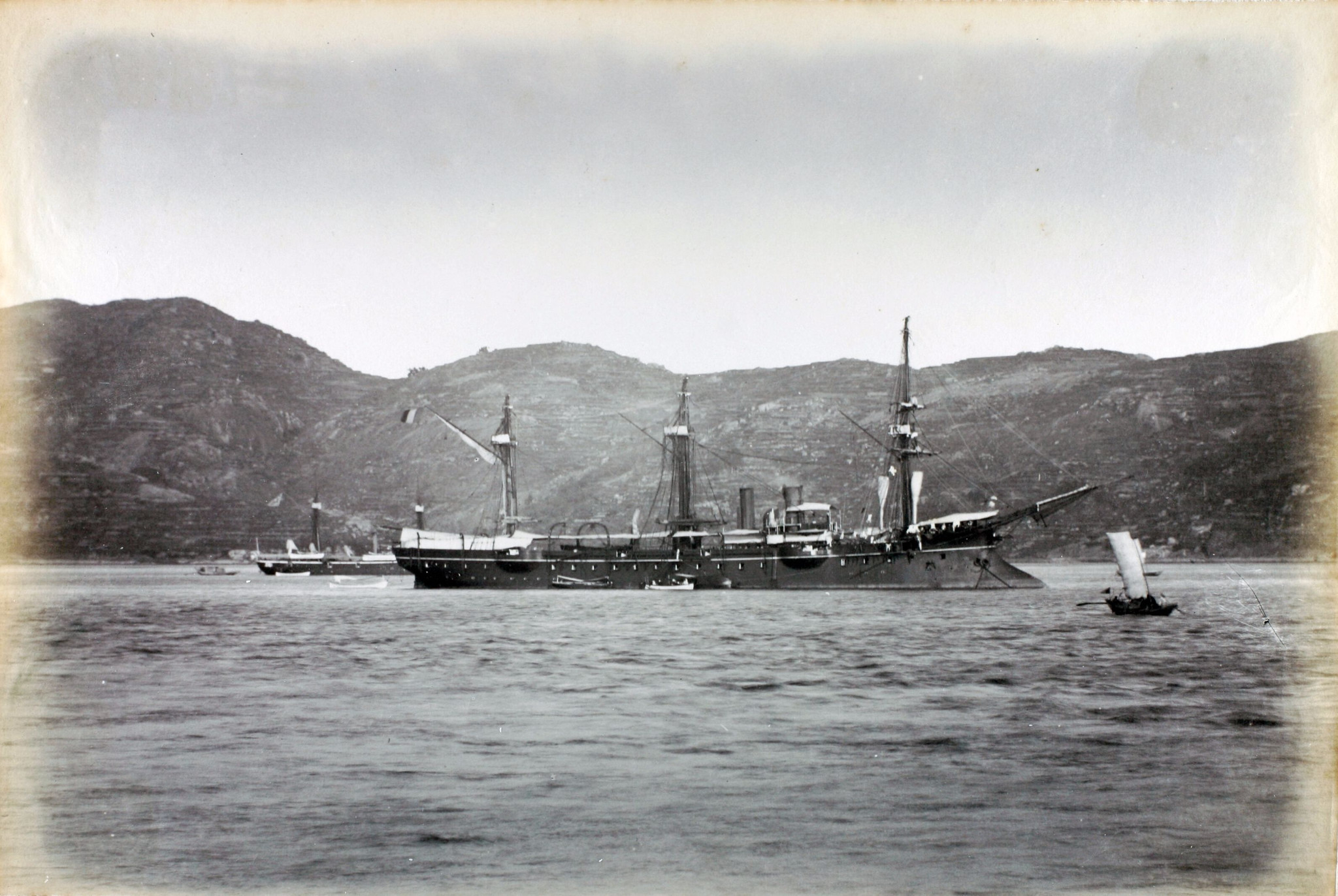 To zdjęcie Duguay-Trouin wykonano na redzie Foochow na krótko przed bitwą stoczoną z eskadrą chińską (1884) - może 2-3 dni wcześniej.