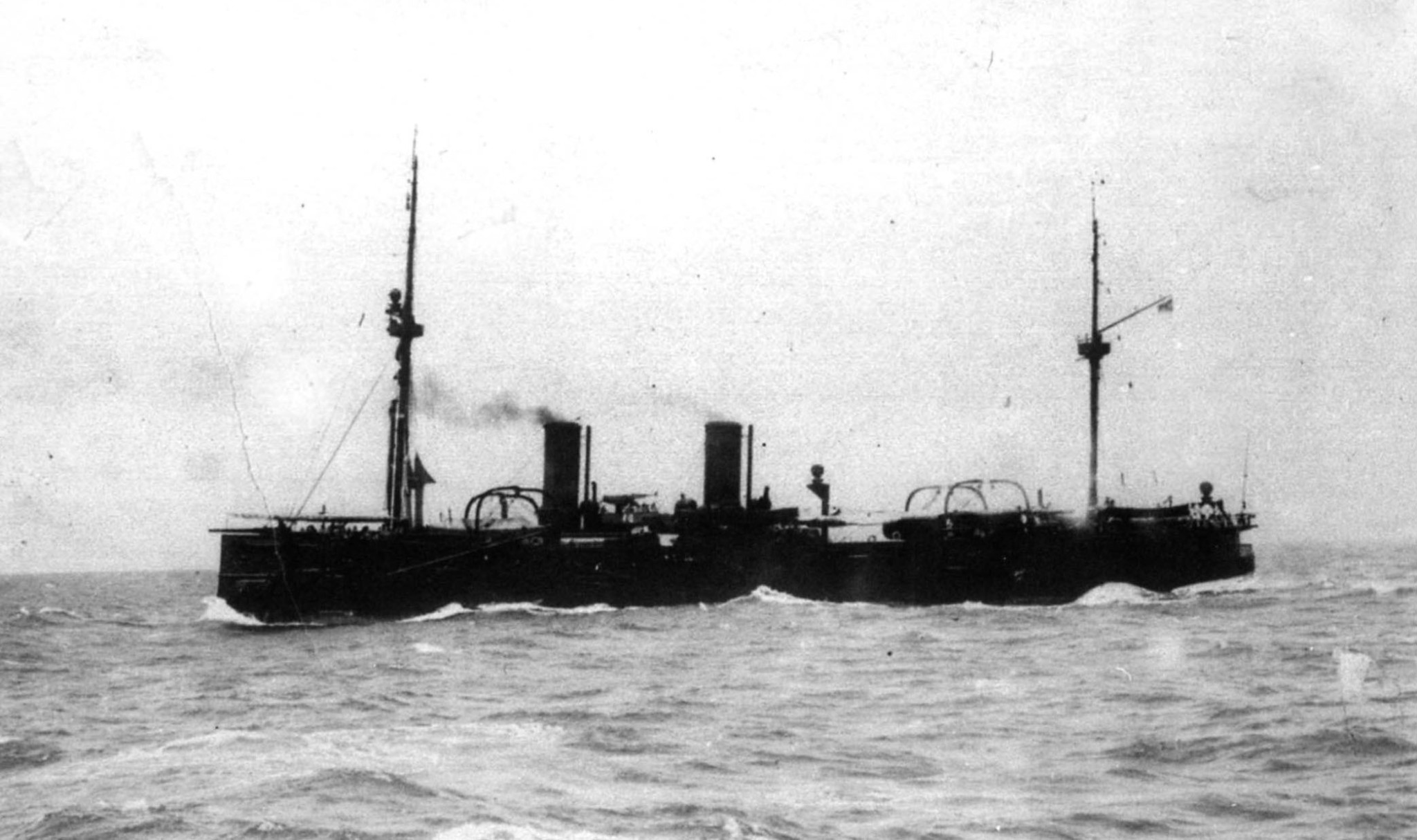 Zdjęcie wykonano na krótko przed bitwą pod Cuszimą, podczas której krążownik zatonął (w nocy w wyniku japońskich ataków torpedowych).