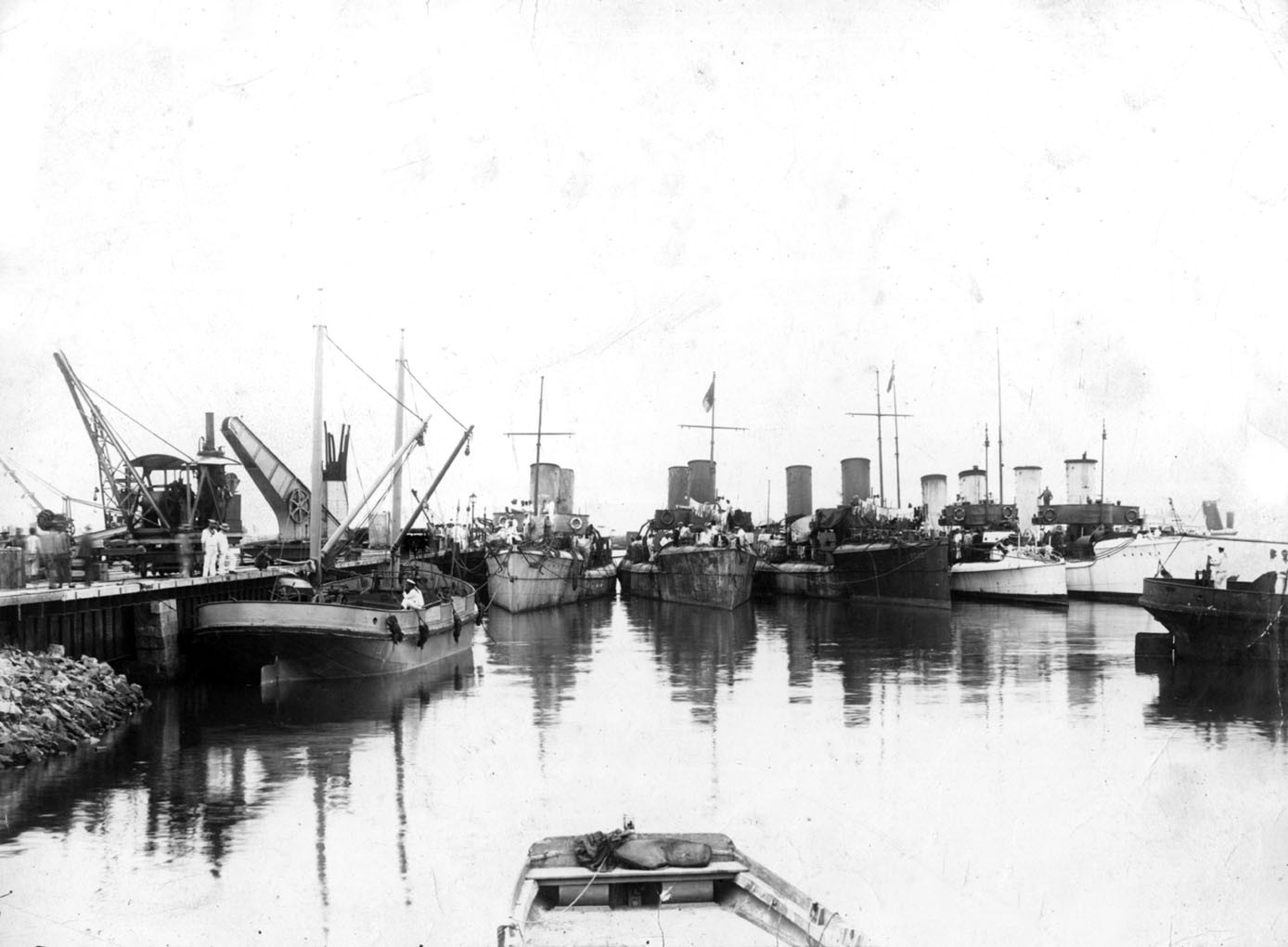 4 niszczyciele tego typu w Cingtao internowane przez Niemców po bitwie na M. Żółtym (10.08.1904)