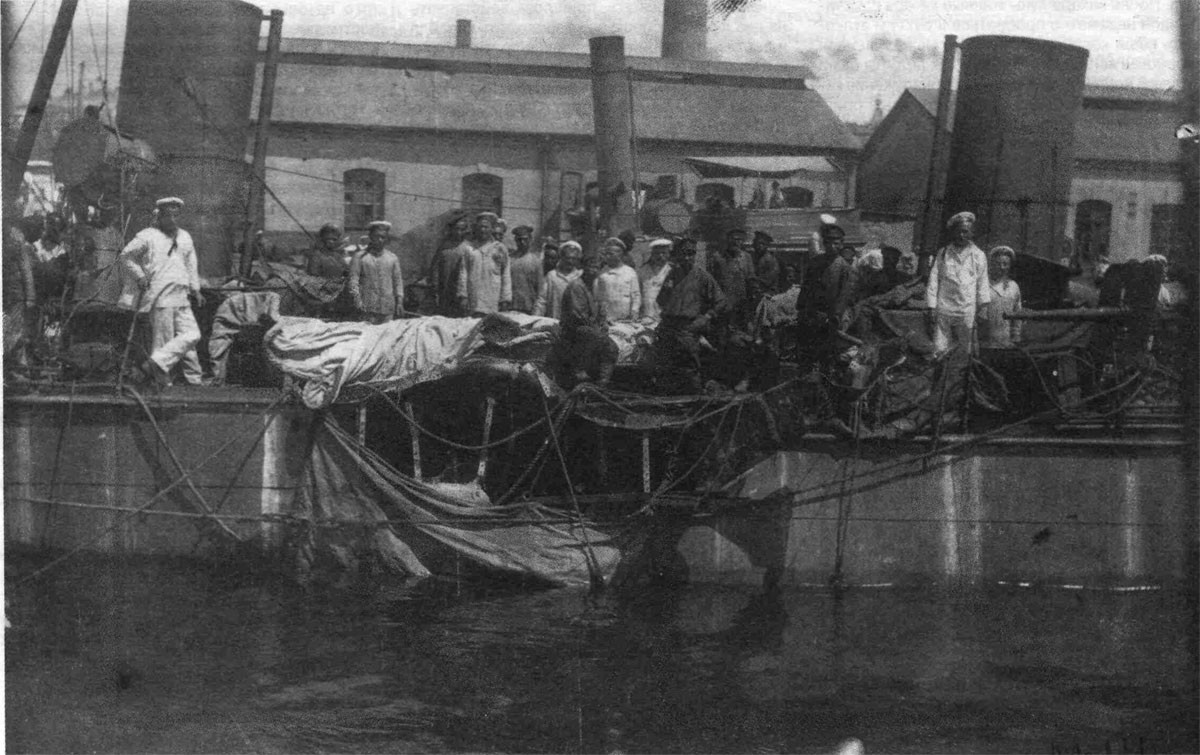 Po trafieniu japońskiej torpedy, które w zasadzie wyeliminowało go z działań do końca oblężenia Port Artura.